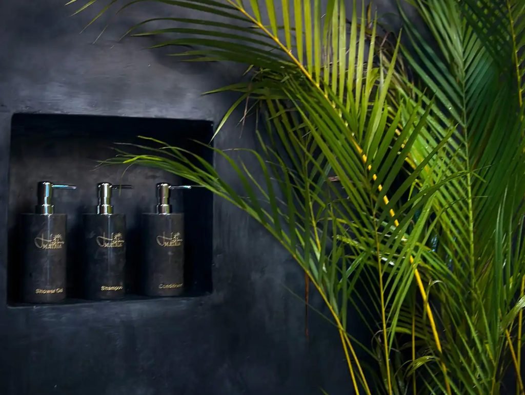 Private bathroom at Hakuna Matata Bungalows